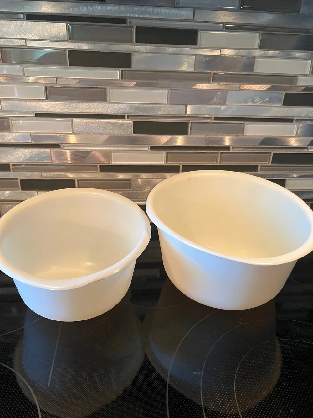 White Plastic Mixing Bowls Set